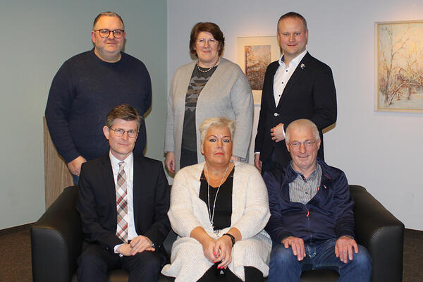 Bildunterschrift: (v.l.n.r hintere Reihe): Martin Ehrlich, Anke Schewe und B�rgermeister Dr. Henning Vieker, (vordere Reihe v.l.n.r.) Richter Maximilian Schebitz, Birgit El Mouaddib-Wendt und Stephan Boensmann
