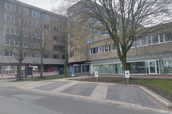 Barrierefreie Parkpl�tze vorm Rathaus