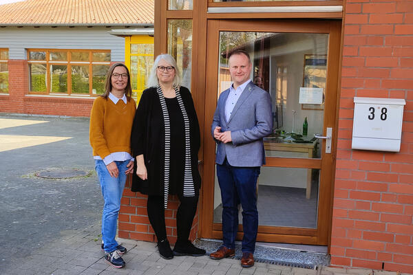 v.l.n.r.: Susanne Flade-Brune, Elke Schwabedissen, B�rgermeister Dr. Henning Vieker