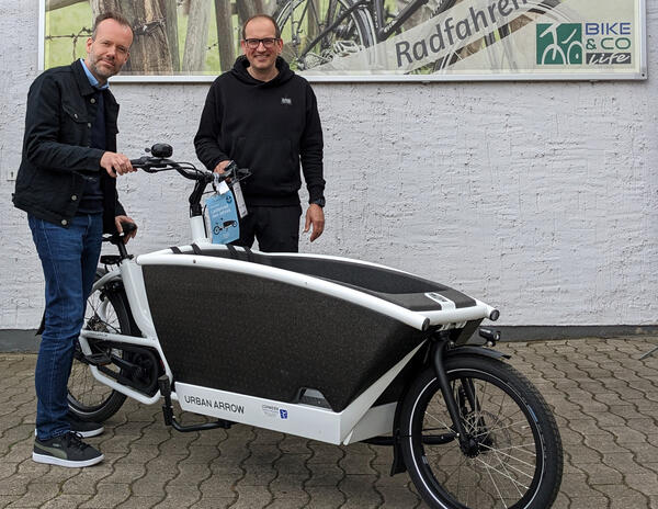 Lastenrad-�bergabe: Nils Krenz und Burkhard Lohmeier