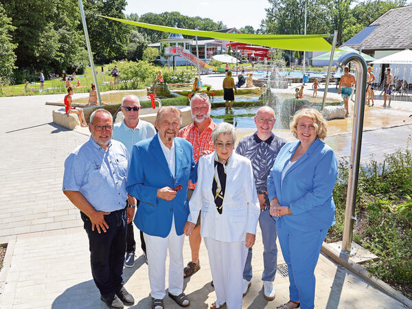 �ber die Fertigstellung des Kinderspa�bereichs freuen sich Michael Streich (hinten von links), Heinrich Vieker und Klaus Hagemeier sowie Horst Radtke (vorne von links), Paul Gauselmann, Karin Gauselmann und Anja Kittel.