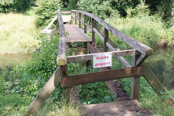 Gesperrte Br�cke im Erholungsbereich Gro�e Aue