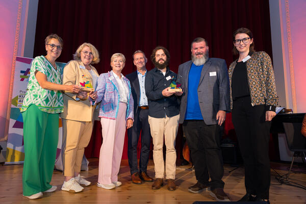 Freuen sich �ber die Auszeichnung des WWKULTURPREIS23, v.l.n.r.: Gabi Kopp, F�rsprecherin Kulturb�ro, Anja Kittel, stellvertr. B�rgermeisterin, Beate Henke, Vorsitzende Kulturausschuss, J�rgen Noch, Gesch�ftsf�hrer Westfalen Weser, Stephan Fr�hlich und Fl