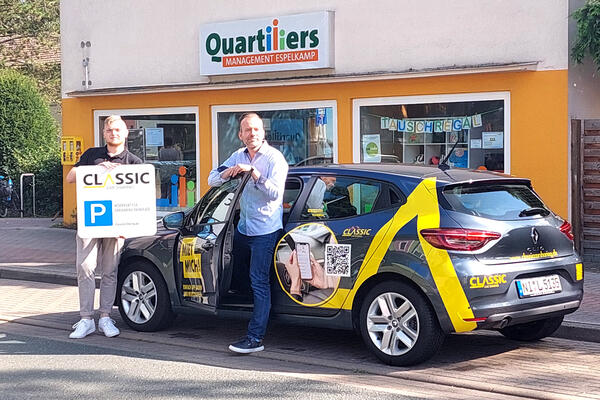 Herr Griebe (l) vom Classic Car Sharing �berreicht das Fahrzeug an Herrn Krenz (r), Projektmanager der Stadt Espelkamp