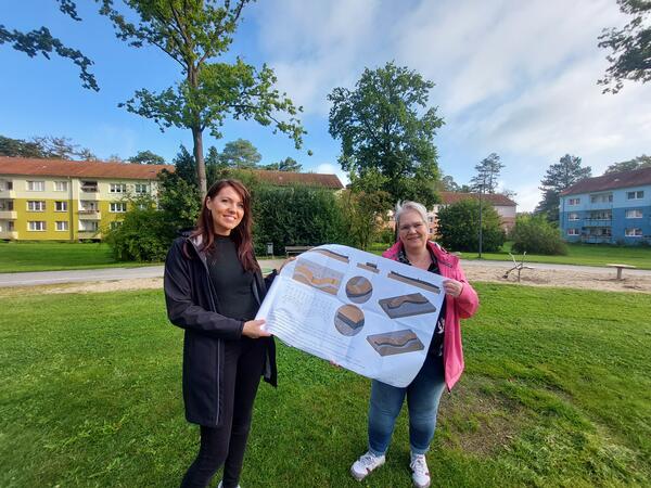 T. Neufeld und D. Niederdeppe pr�sentieren die neue Wellenbank f�r den Boras Park
