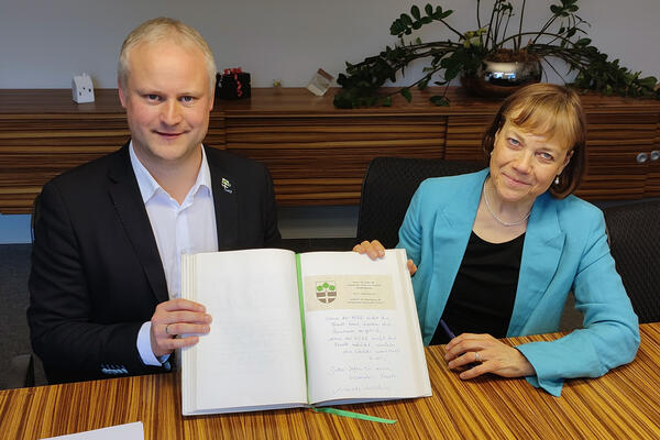 Pr�ses Anette Kurschus und B�rgermeister Dr. Henning Vieker
