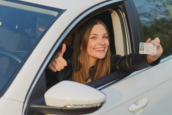 Fahanf�gerin im Auto mit F�hrerschein in der Hand
