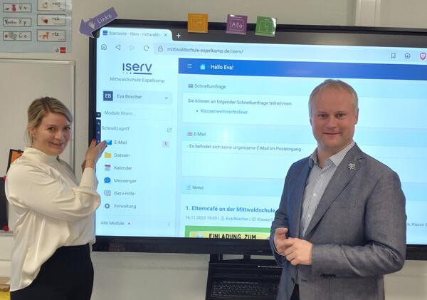 Schulleiterin Eva B�scher (Grundschule Mittwaldschule) pr�sentiert B�rgermeister Dr. Henning Vieker IServ auf einer Digitalen Tafel