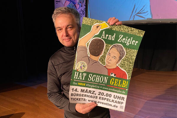 Arnd Zeigler mit dem Werbeplakat