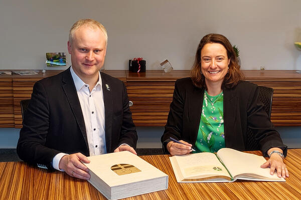 B�rgermeister Dr.Henning Vieker und Regierungspr�sidentin Anna Katharina B�lling
