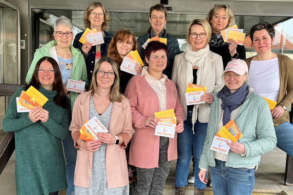 AG der Gleichstellungsbeauftragten im Kreis Minden-L�bbecke mit den drei Postkartenmotiven