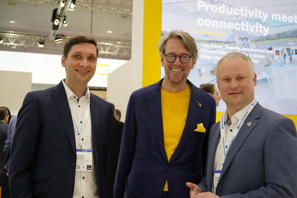 B�rgermeister Dr. Henning Vieker und Wirtschaftsf�rderer Alexander Borchard haben die Hannover Messe 2025 besucht