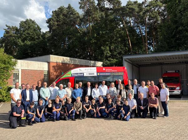 Bei der �bergabe des neuen MTFs f�r die Jugendfeuerwehr