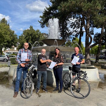 Stadtradeln 2025: Peter Kersting, Michael Sch�fer und Martin Esch mit Klimaschutzbeauftragten Julia Bachmann
