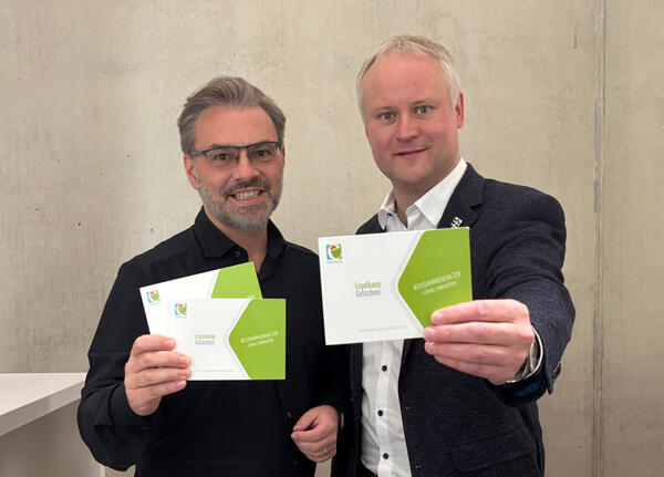 Espelkamp-Gutscheine werden vom Pr�sidenten des Stadtmarketing Espelkamp (li.) und B�rgermeister Henning Vieker in die Kamera pr�sentiert
