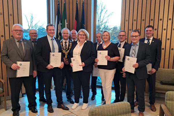 Das Bild zeigt B�rgermeister Vieker und die Ortsvorsteher