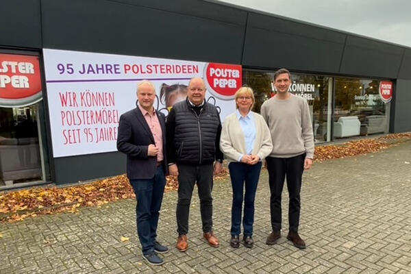 B�rgermeister Dr. Vieker (links) und Wirtschaftsf�rderer Alexander Borchard (rechts) gratulierten Hermann Peper und Jutta Wiemann zum Firmenjubil�um.
