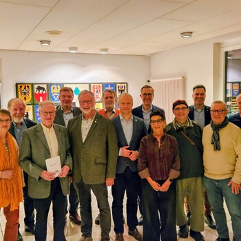 Das Foto zeigt die aktuellen Kuratoriums- und Vorstandsmitglieder der B�rgerstiftung Espelkamp sowie den ausgeschiedenen Vorsitzenden Hans-Martin Scherer (v.l.n.r. Andreas Bredenk�tter, Walburga Rengeling, Walter Steding, Hans-Martin Scherer, Nico Clasing