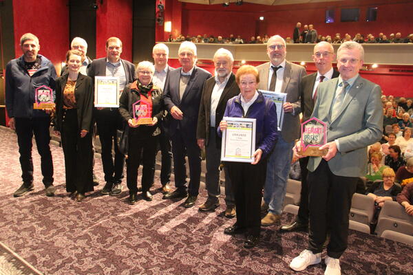 Das Bild zeigt die Heimatpreisgewinner 2025: Dorfgemeinschaft Frotheim, Kirchbauf�rderverein Isenstedt-Frotheim und Geschichtskreis Espelkamp