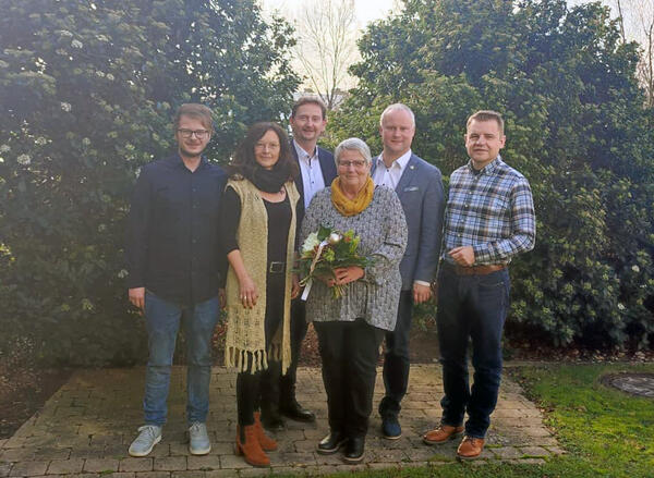 Auf dem Bild v.l.: Personalratsvorsitzender Daniel Sander, Sachgebietsleiterin Jutta Fangmeyer, Fachbereichsleiter Bj�rn Horstmeier, Elke Seiker, B�rgermeister Dr. Henning Vieker, Fachbereichsleiter Matthias Tegeler