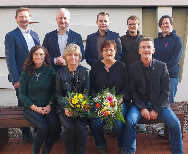 Foto: (hintere Reihe v.l.n.r.) Fachbereichsleiter Bj�rn Horstmeier, B�rgermeister Dr. Henning Vieker, Fachbereichsleiter Matthias Tegeler, Personalratsvorsitzender Daniel Sander, Konrektorin der Mittwaldschule Frauke Kippschull (vordere Reihe v.l.n.r.) Sa