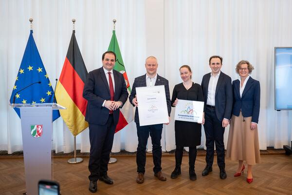 Europaminister Nathanael Liminski, B�rgermeister Dr. Henning Vieker, Johanna Krause, Florian Hemann und Kommunalministerin Ina Scharrenbach beim Fototermin zur Auszeichnung der Stadt Espelkamp als Europaaktive Kommune (v.l.)