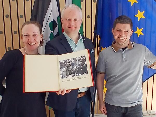 Das Bild zeigt v.l.n.r. Johanna Krause (Kinder- und Jugendarbeit, Stadt Espelkamp), B�rgermeister Henning Vieker und Stadtarchivar Dr. Aaron Pfaff.