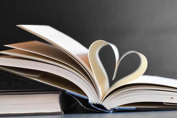 Aufgeschlagenes Buch mit einem aus Seiten geformten Herzen