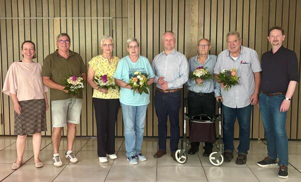 Das Bild zeigt v.l.n.r. Johanna Krause (Stadt Espelkamp), Uwe L�bkemeier, Irmgard Bekemeier, Monika Hutzfeldt, B�rgermeister Henning Vieker, Gunter Kramer, Peter Liepack, Bj�rn Horstmeier (Stadt Espelkamp).