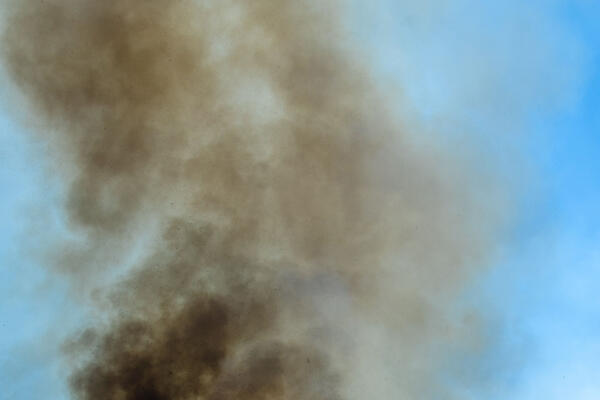 Feuer: Rauch am Himmel von einem Brand
