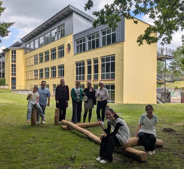 Das Bild zeigt v.l.n.r. Kinder der Grundschule am Auewald gemeinsam mit Marlo Pfau und Marei Nagel vom Quartiersmanagement, Denise Achenbach von der Schulsozialarbeit, Johanna Krause von der Stadt Espelkamp/Kinder- und Jugendarbeit sowie Schulleiterin Jaq