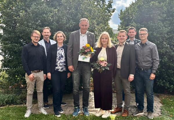 Auf dem Bild v.l.n.r.: Personalratsvorsitzender Daniel Sander, Fachbe-reichsleiter Bj�rn Horstmeier, Fachbereichsleiterin Susanne Sassen-berg, Andr� K�ster, Claudia M�hlmeyer, Allgemeiner Vertreter des B�rgermeisters Matthias Tegeler, Sachgebietsleiter Ti