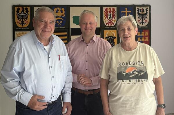 Gemeinsam in die neue Wahlperiode: B�rgermeister Dr. Henning Vieker mit dem stellvertretenden Vorsitzenden Peter Liepack und der Vorsitzenden Monika Hutzfeldt.