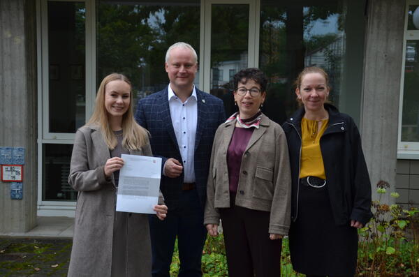 Das Bild zeigt v.l.n.r.: Lea Goldstein (Stadt Espelkamp, Kinder- und Jugendf�rderung), B�rgermeister Henning Vieker, Marie-Luise Schellong (Schulleitung S�derblom-Gymnasium) und Johanna Krause (Stadt Espelkamp)