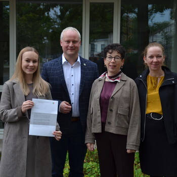 Das Bild zeigt v.l.n.r.: Lea Goldstein (Stadt Espelkamp, Kinder- und Jugendf�rderung), B�rgermeister Henning Vieker, Marie-Luise Schellong (Schulleitung S�derblom-Gymnasium) und Johanna Krause (Stadt Espelkamp)