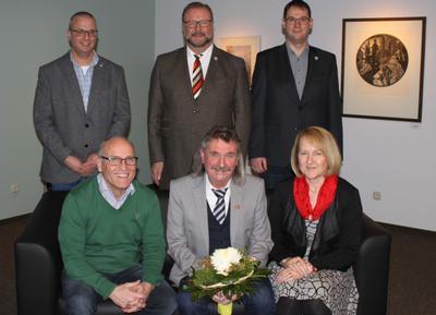 (hintere Reihe v.l.n.r.) Personalratsvorsitzender Marcus Berner, B&uuml;r-germeister Heinrich Vieker, Fachbereichsleiter Thorsten Blauert (vor-dere Reihe v.l.n.r.) G&uuml;nter Segelhorst, Reinhard Schumacher und Sachgebietsleiterin Kerstin Klute