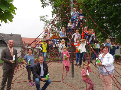 Westenergie Trinkflaschen�bergabe an GS Bad Ho