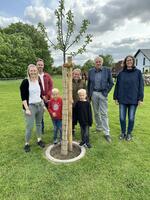 von links Klimaschutzmanagerin Pia Driftmann, Herbert Hofschild von der Unteren Naturschutzbeh�rde, Sandra Rohlfing mit ihren Kindern Ole und Toni, Bau- und Umweltdezernent Lutz Freiberg und Umweltamtsleiterin Martina V