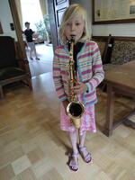 Julia mit Saxophon