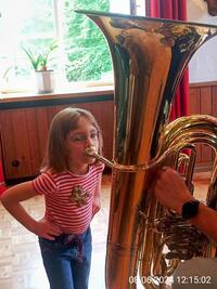 Emma mit Tuba