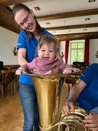 Sophia in der Tuba