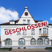 Frontalansicht des Rathauses der Stadt Preu�isch Oldendorf; diagonal dar�ber ein roter Schriftzug mit der Aufschrift "GESCHLOSSEN!"