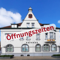 Rathaus der Stadt Preu�isch Oldendorf mit Schriftzug "�ffnungszeiten"