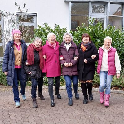 Die Veranstalterinnen Andrea Kneller (Stadt Preu�isch Oldendorf), Hannelore L�sche (KuK Pr. Oldendorf), Martina Meier, Brigitte H�fer, Britta Brinkmann und Heidi Freudenstein vor dem Rathaus in Preu�isch Oldendorf.