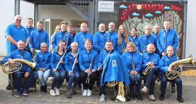 Das Blasorchester Bad Holzhausen mit ihren Instrumenten.