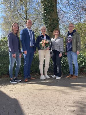 Auf dem Foto stehen Melanie Detering-Vehlber, Marko Steiner, Annette Bredemeier, Karin Treichel und Christian Sch�ffer nebeneinander. Frau Bredemeier hat einen Blumenstrau� in der Hand.
