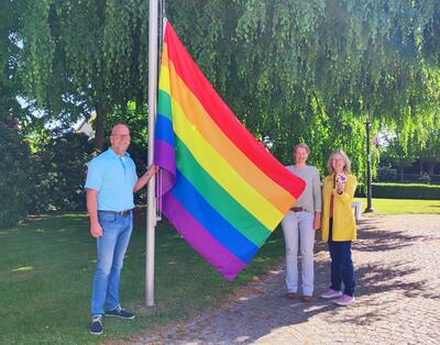 B�rgermeister Marko Steiner, Touristikleiterin Judith Fidler und Gleichstellungsbeauftragte Andrea Kneller setzen mit der Regenbogenflagge ein sichtbares Zeichen f�r Akzeptanz, Gleichberechtigung und gegen Diskriminierung.