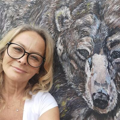 Anke Falk-Kramme vor einem ihrer Gem�lde. Auf dem Gem�lde ist ein B�r zu sehen.