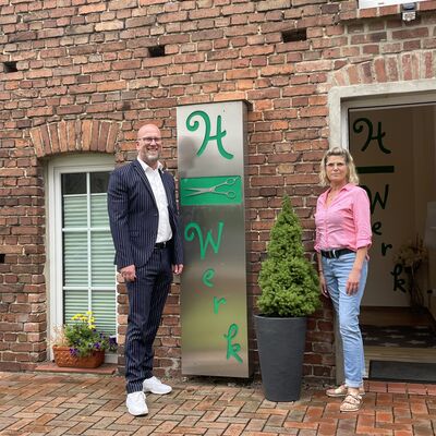 Herr Marko Steiner und Frau Katja H�semann stehen vor dem H-Werk in Getmold.