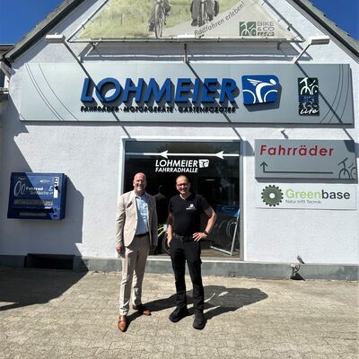Foto von links nach rechts: Marko Steiner und Burkhard Lohmeier vor dem Gesch�ft